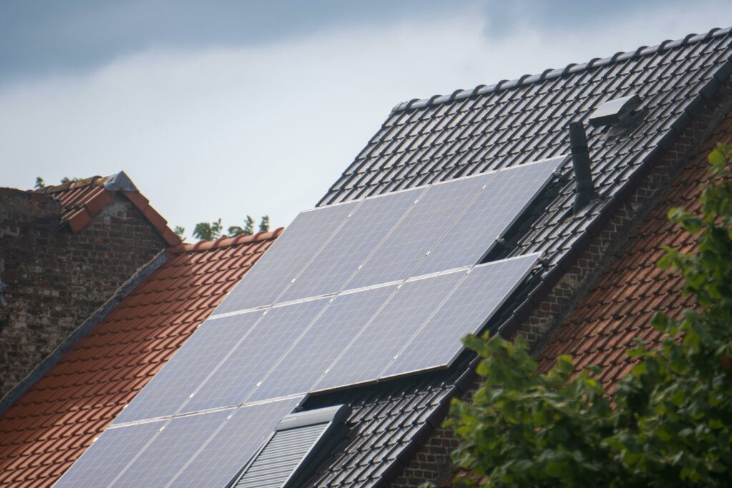 pexels budget bizar 92378004 27863809 Solaire - Panneaux solaires sur batterie - RC BAT