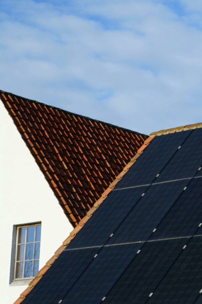 pexels budget bizar 92378004 35726122 Solaire - Panneaux solaires sur batterie - RC BAT